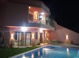 Villa familiale Avec piscine Dar Allouche S4, hotell sihtkohas Hanshīr Qaşr Ghallāb