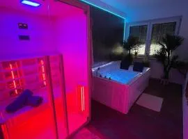 Historic vintage Suite with Jacuzzi & Sauna