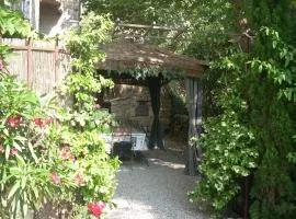 Demeure traditionnelle en pierre avec piscine