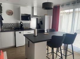 Charmant logement avec piscine, hotel v destinaci Saint-Féliu-dʼAvall