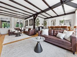 Luxury Home, AC, Gym, Playground, Sleep 16, hotel in Staines
