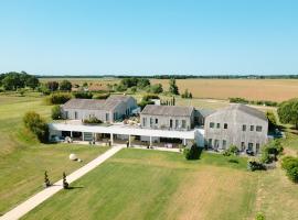 H&ocirc;tel Les Villas du Parc de la Chabotterie, апартамент на хотелски принцип в Saint-Sulpice-le-Verdon