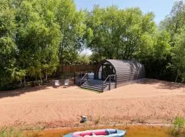 Stonelake Lodges - Birch Bank lakeside lodge with hot tub