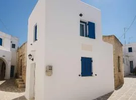 Charming White House Retreat with Balcony in Paros Lefkes