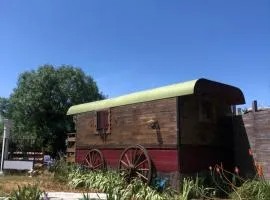 Roulotte au bord du canal du midi argeliers