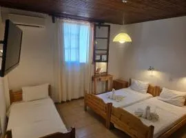 Zeus room 3 beds
