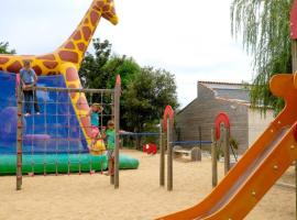 Mobil home 4 personnes sur camping 3 &eacute;toiles &agrave; 150m de la plage，聖皮耶爾多勒隆的露營地