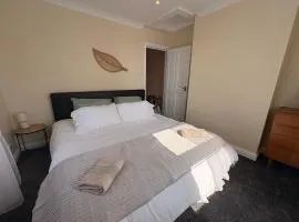 Lovely 1 Bed flat in high street - 4 min walk to beach- 300m