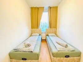 Comfortable 5BR Apt Well Connected Location