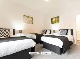 Cosy 2BR House in Bolton with Free WiFi & Parking