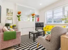 Lakeside Glow - Stylish Retreat near Beach & Markets
