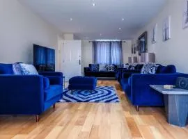 10 Guests - 5 Bedrooms - Free Parking - Lux House