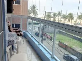 Apto Pé na Areia com Vista Mar, Churrasqueira e Espaço para 8 Pessoas