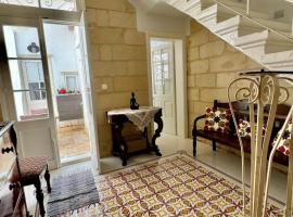 Charming town house in Cospicua, Valperga Rooms، فندق في Cospicua