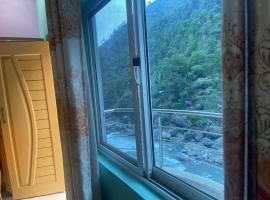 River Nights Hotel & Restaurant, Mahandri, hotel v destinaci Mahāndri