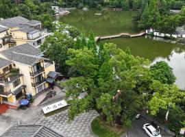 Guilin Camphor Country House Free pick-up service at train station for two nights, cabin nghỉ dưỡng ở Quế Lâm