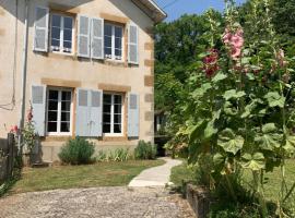 Gite Coccinelle in the medieval town of Confolens, hotel in Confolens