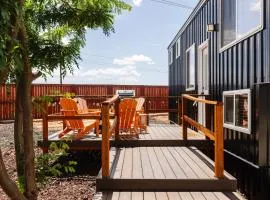 NEW Stunning Tiny Home w private deck firepit BBQ