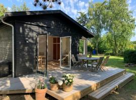 Summer House With Terraces Near Kikhavn, hotel din Hundested