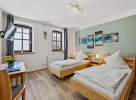2BR, 4 Beds, TV, Kitchen & free parking