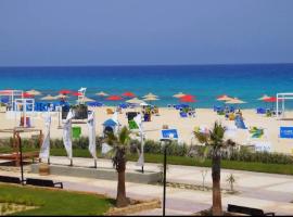 شقة أرضي بحديقة وبسين لاسيرينا الساحل, hotel in Zāwiyat ‘Abd al Mun‘im