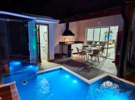 Casa em Boiçucanga com 2 suítes, piscina e sauna integrada