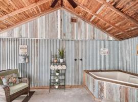 Forrester Bungalow - Close to Main Outdoor oasis, hotel em Fredericksburg