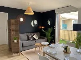 Bel appartement avec piscine et vue bateaux