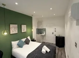 Westfield Shopping Studios - 129 - Chic City Escape