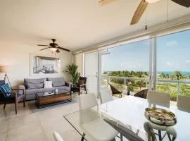 ARENA Beachfront 2 BDR with pool by Casa Paraiso