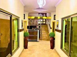 Doves Inn Hotel kalma Chowk, hotel in Lahore