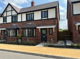 Cheshire Retreat: Modern 3BR with Garden