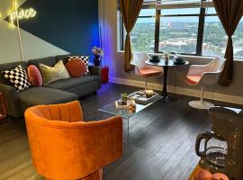 Condo with high rise views, khách sạn ở Jacksonville