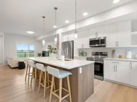 3 Bedroom Luxurious Seton Town Home with Central AC and Lake View
