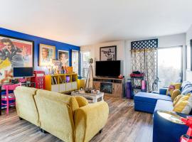 8 Mi to Dtwn Denver Groovy Pet-Friendly Condo, hotel in Denver