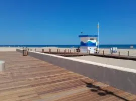 Bel appartement climatisé avec balcon 200m de la Plage