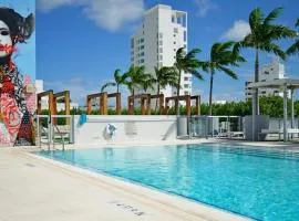 Large Beach Suite Rooftop Pool by Convention Center
