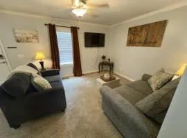 Charming Townhouse Near Lake