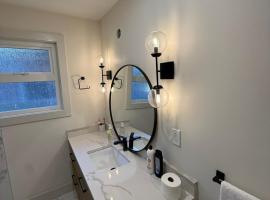 Cozy Room Near Downtown Vancouver, Science World, Skytrain, Cafes, Fast Wifi, Free Parking, villa em Vancouver