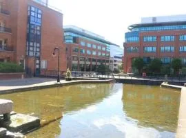 Double Room in a Cozy shared apartment, Custom House Harbour Apartments