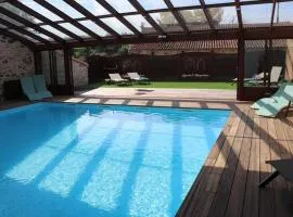 Gîte 18ème rénové avec piscine couverte, terrasse, loisirs et WiFi – 6 pers. - FR-1-426-432