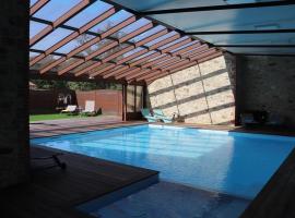 Gîte de Charme 18ème Siècle avec Piscine et WiFi - Jusqu'à 10 Pers. - FR-1-426-406, hotel i Les Herbiers