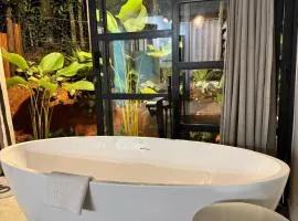Micro casa quintal privativo, banheira de imersão