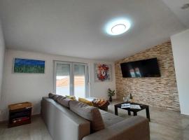 Beachfront Apartment with Balcony and Sea View, hotel in Vrsi