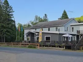 Charming Country Retreat with Scenic Views for 1 - 12 guests