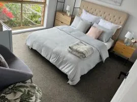 Guest Suite with Private Entry- 6 mins to Airport