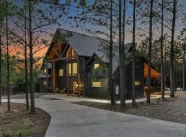 NEW Modern Cabin - Hot Tub & Fire Pit - Sleeps 6