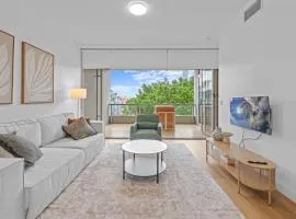 Modern Southbank Parklands Apartment Retreat