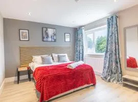 Comfy 3BR House l Near Shops & Transport l Parking