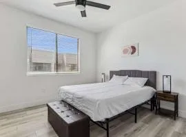 CozySuites Glendale - Westgate w pool 16